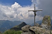 01 Alla crocetta di vetta del Pizzo Scala (2427 m) con vista verso Val di Lemma e Val Tartano